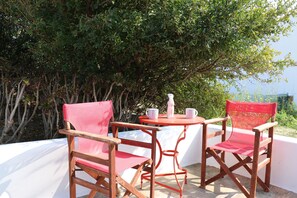 Studio | Balcony - Flora's Red Studios (Milos)