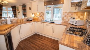 Fridge, microwave, oven, dishwasher - Heritage Park 16 (Narberth)