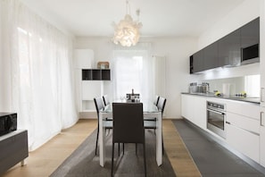 Réfrigérateur, four à micro-ondes, un four, surface de cuisson