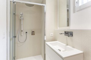 Ensemble baignoire-douche, séchoir à cheveux, serviettes fournies, savon