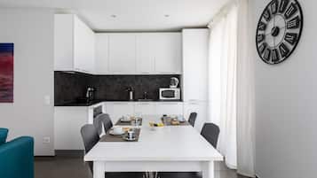 KĂŒhlschrank, Mikrowelle, Ofen, Herdplatte