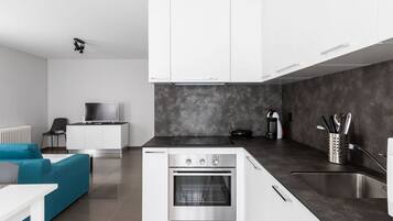 KĂŒhlschrank, Mikrowelle, Ofen, Herdplatte