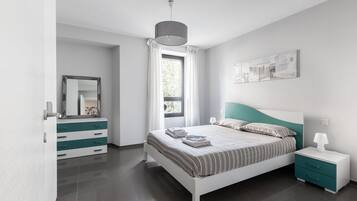 2 Schlafzimmer, Zimmersafe, Schreibtisch, BĂŒgeleisen/BĂŒgelbrett