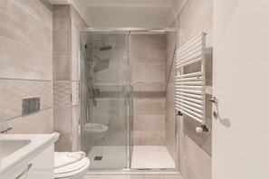 Shower, hair dryer, towels, soap - Nice Apartment 3 minutes from LAC and the long lake - MARAINI 35 (Lugano)