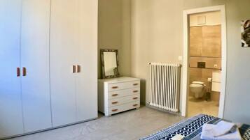 Chuveiro, secador de cabelo, toalhas de banho, sabonete