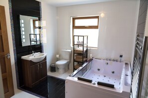 House | Bathroom | Separate bathtub and shower, deep-soaking bathtub, free toiletries
