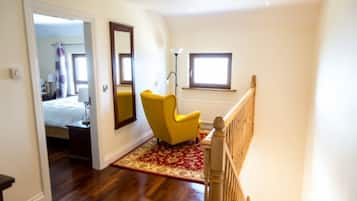 House | 4 bedrooms, iron/ironing board, free WiFi, bed sheets