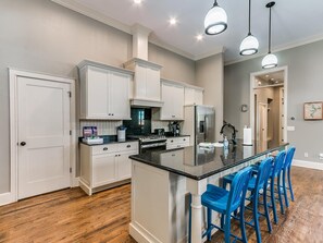 Fridge, microwave, oven, stovetop - Carlton Landing! Beautiful Townhouse just steps away from the water front. (Carlton Landing)