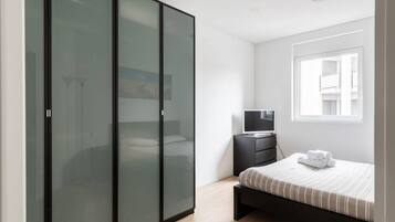 1 habitación, tabla de planchar con plancha, wifi y ropa de cama