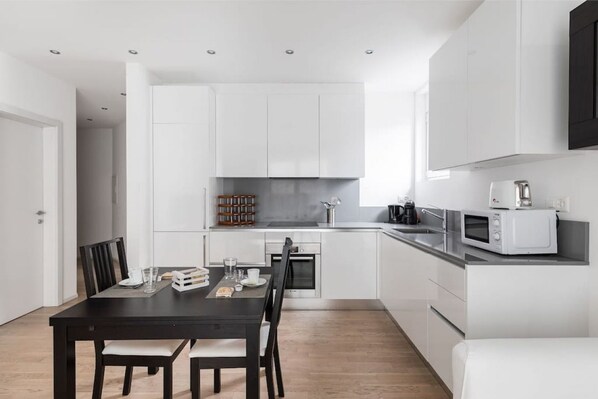 Frigorifero, microonde, forno, piano cottura