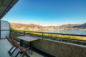 Outdoor dining - Romantic Apartment overlooking the Gulf of Lugano - PARADISE (Paradiso)