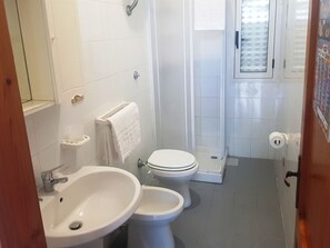 Dusche, Bidet, Handtücher