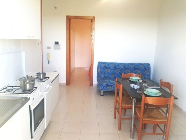 Frigorifero, forno, piano cottura, pentole/stoviglie/utensili