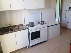 Kühlschrank, Ofen, Herdplatte, Kochgeschirr/Geschirr/Besteck