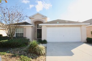 Exterior - Cozy 4 Bedroom Villa with 3 Bathrooms and South facing Pool (Clermont)