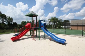 Sports court - Cozy 4 Bedroom Villa with 3 Bathrooms and South facing Pool (Clermont)