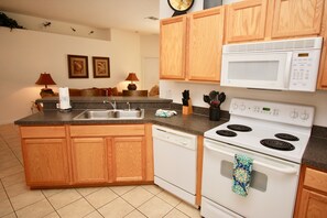 Fridge, microwave, oven, stovetop - Cozy 4 Bedroom Villa with 3 Bathrooms and South facing Pool (Clermont)