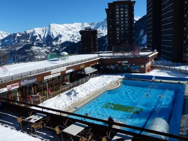 Utomhuspool och uppvärmd pool
