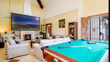 Een smart-tv, een open haard en boeken