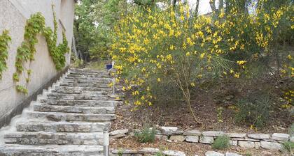 A haven of peace surrounded by nature. One bedroom, air conditioning, swimming pool ...