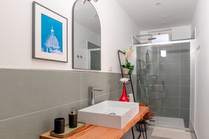 Shower, hair dryer, bidet, towels