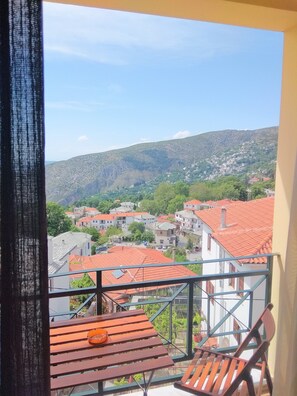 Habitación doble, chimenea, vista a la montaña | Balcón