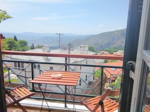 Habitación doble, chimenea, vista a la montaña | Vista del balcón