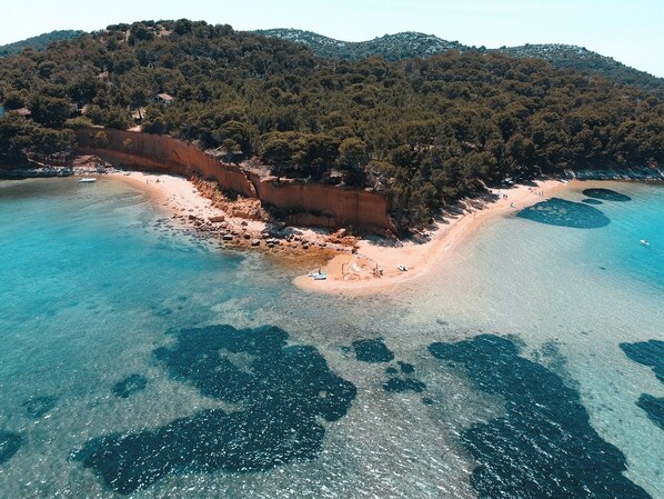 Beach nearby, sun loungers, beach towels