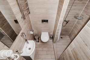 Comfort-dobbeltværelse | Badeværelse | Bruser, hårtørrer, håndklæder, Sæbe