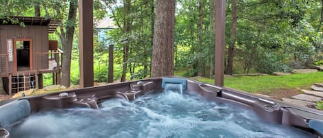 Outdoor spa tub