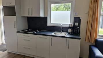 Frigorífico, placa de cocina, lavavajillas y cafetera o tetera