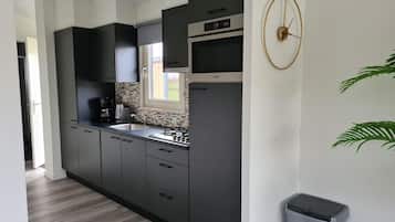 Réfrigérateur, micro-ondes, plaque de cuisson, lave-vaisselle