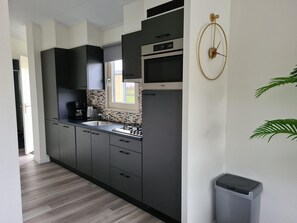 Fridge, microwave, stovetop, dishwasher - Detached chalet for 4 people, fully equipped. (Schoonloo)