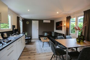 ميكروويف، موقد طهي مسطح، ماكينة لصنع القهوة/الشاي، مائدة طعام