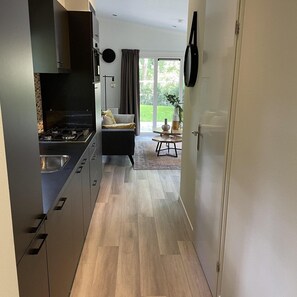 Microwave, stovetop, dishwasher, coffee/tea maker - Freestanding chalet for four persons, fully furnished. Located at the water. (Terwolde)