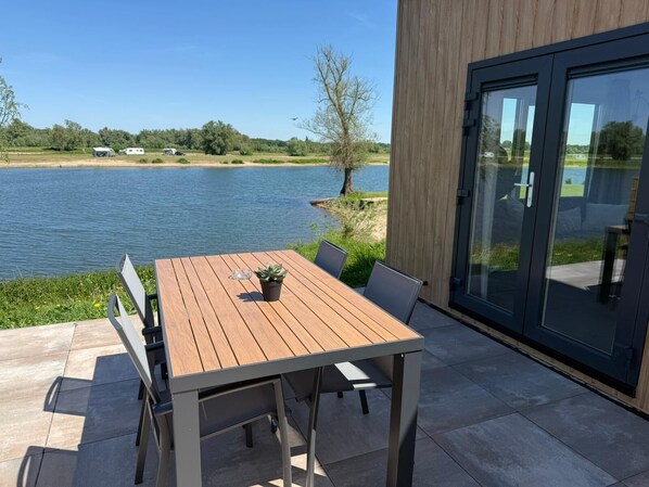 Outdoor dining - Freestanding chalet for four persons, fully furnished. Located at the water. (Terwolde)