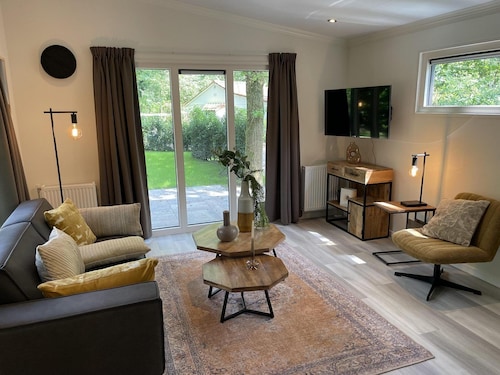 Freestanding chalet for four persons, fully furnished. Located at the water.