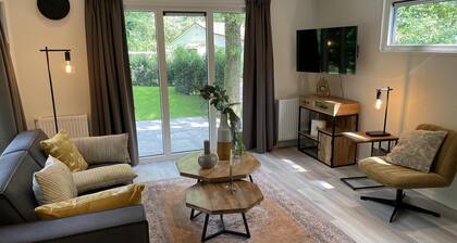 Freestanding chalet for four persons, fully furnished. Located at the water.