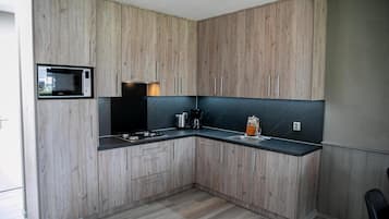 Fridge, microwave, stovetop, dishwasher