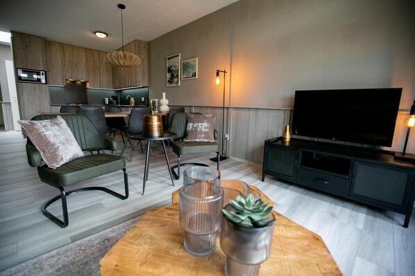 Fernseher, DVD-Player, Stereoanlage