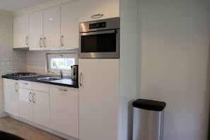 Réfrigérateur, micro-ondes, plaque de cuisson, lave-vaisselle