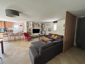 Smart-TV, DVD-Player, Bücher, Stereoanlage