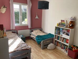 4 bedrooms, iron/ironing board, free WiFi