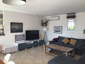 TV connectée, lecteur de DVD, livres, chaîne hi-fi