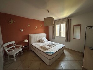4 bedrooms, iron/ironing board, free WiFi - Pleasant air-conditioned family home with swimming pool and garden (Caumont-sur-Durance)