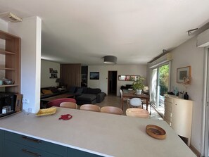 Smart TV, DVD player, books, stereo - Pleasant air-conditioned family home with swimming pool and garden (Caumont-sur-Durance)