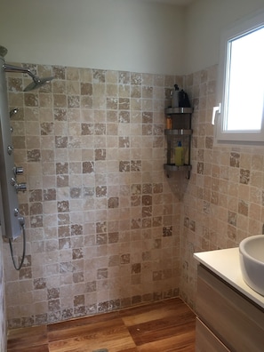 Badewanne, Haartrockner, Toilettenpapier
