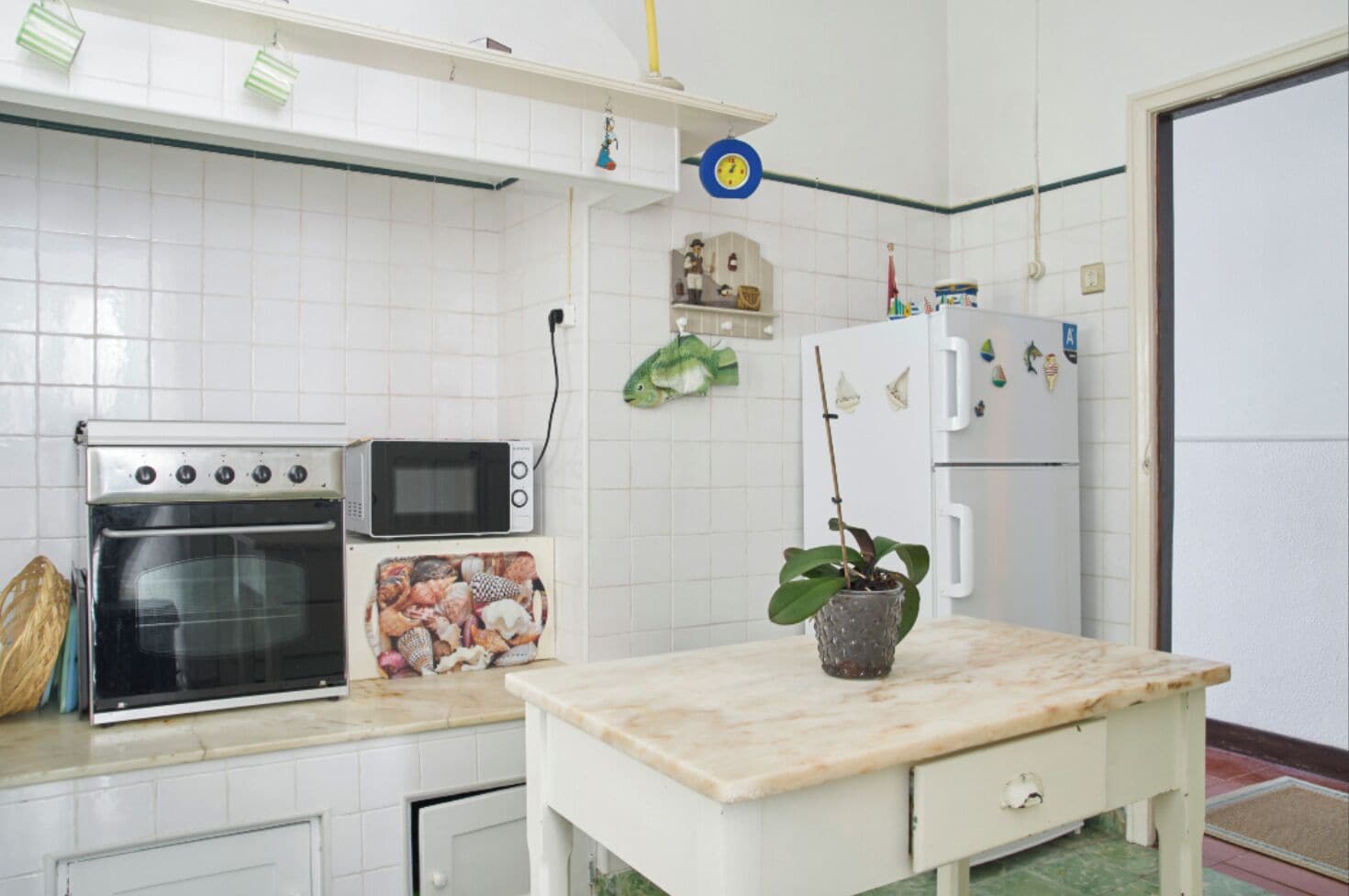 Frigorífico, microondas, horno y placa de cocina