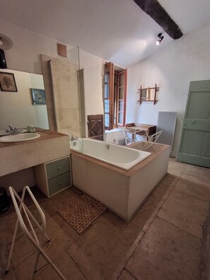 Bathtub, hair dryer, bidet, towels - Charming village house in the heart of Gallargues-le-Montueux (Gallargues-le-Montueux)