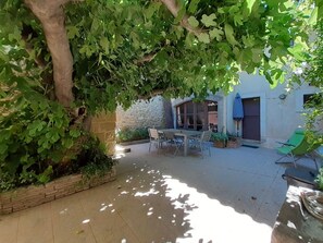 Outdoor dining - Charming village house in the heart of Gallargues-le-Montueux (Gallargues-le-Montueux)